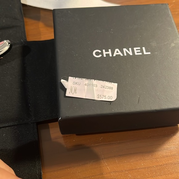 Chanel sneaker pin - Picture 2 of 3